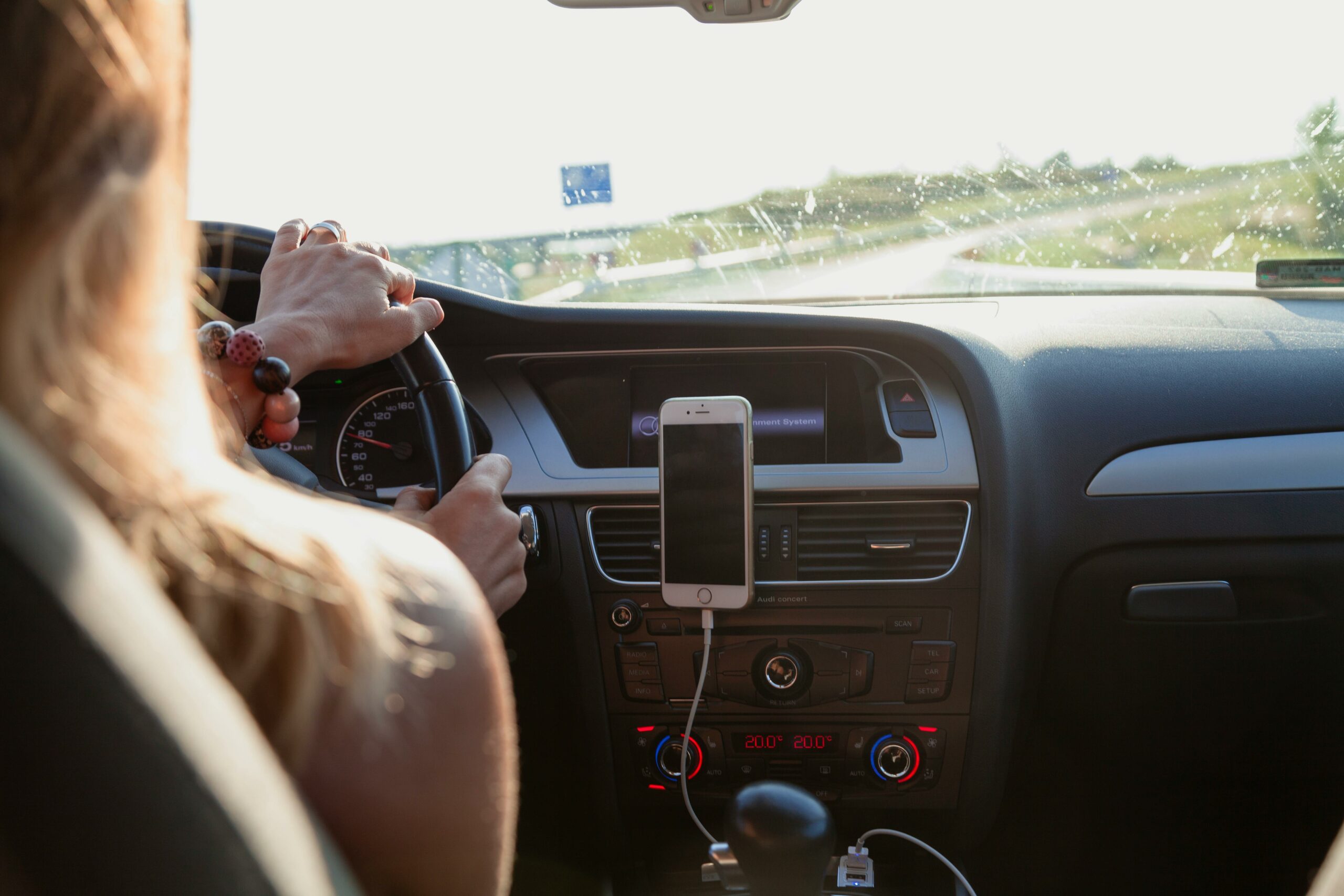 Un nou semn de circulație în România! Ce înseamnă indicatorul cu două săgeți albe și o mașină