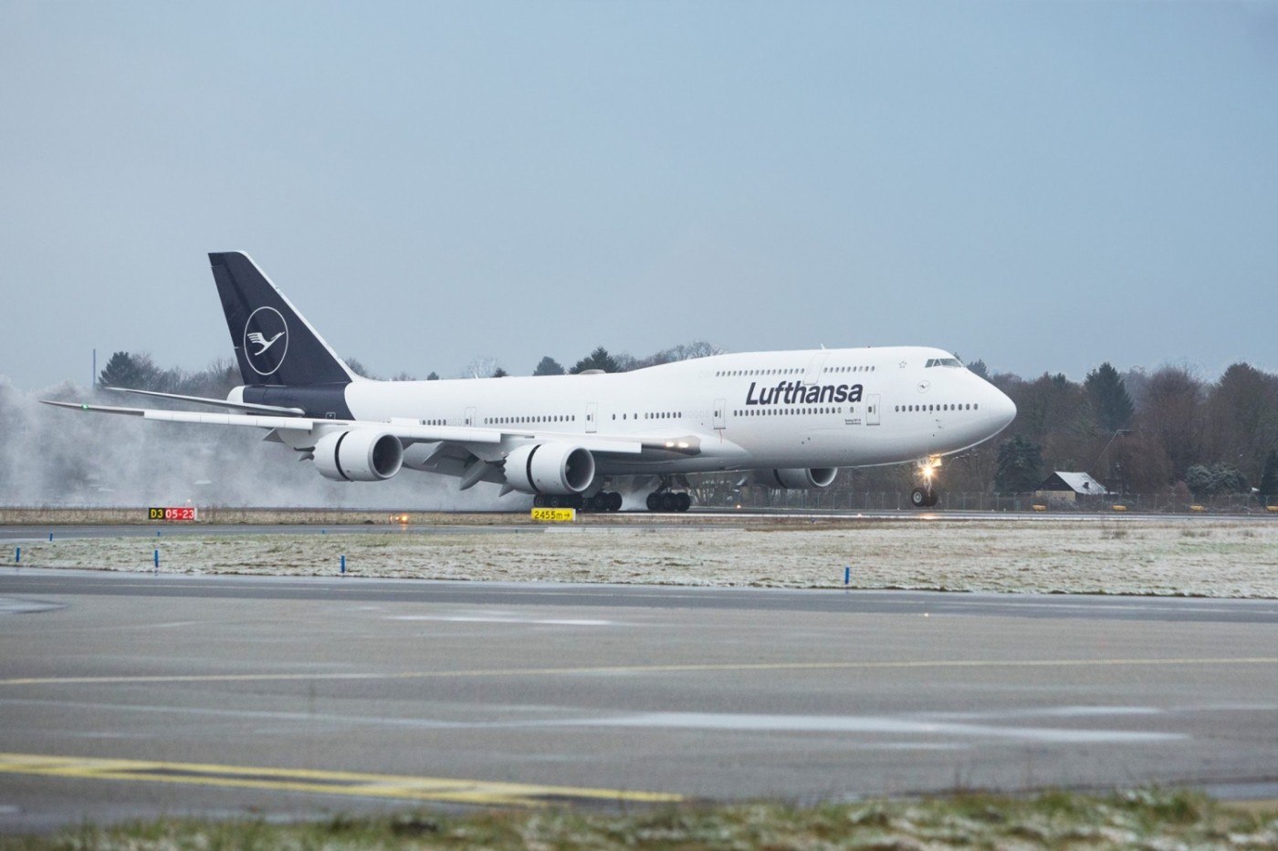 Zborul Lufthansa de la Frankfurt la Chicago a fost întrerupt din cauza unui miros ciudat apărut în cabină