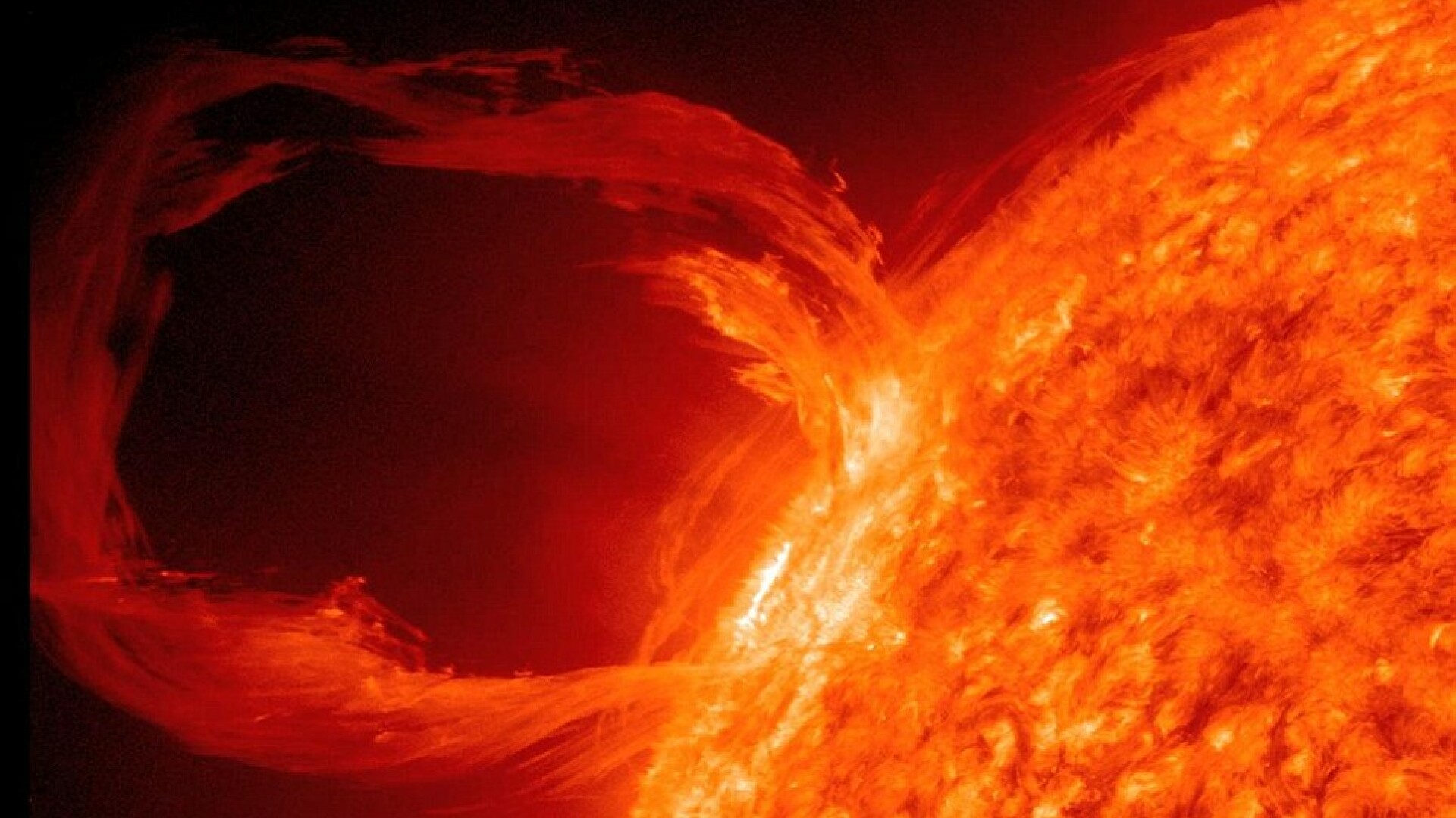O furtună solară uriașă a început să erupă