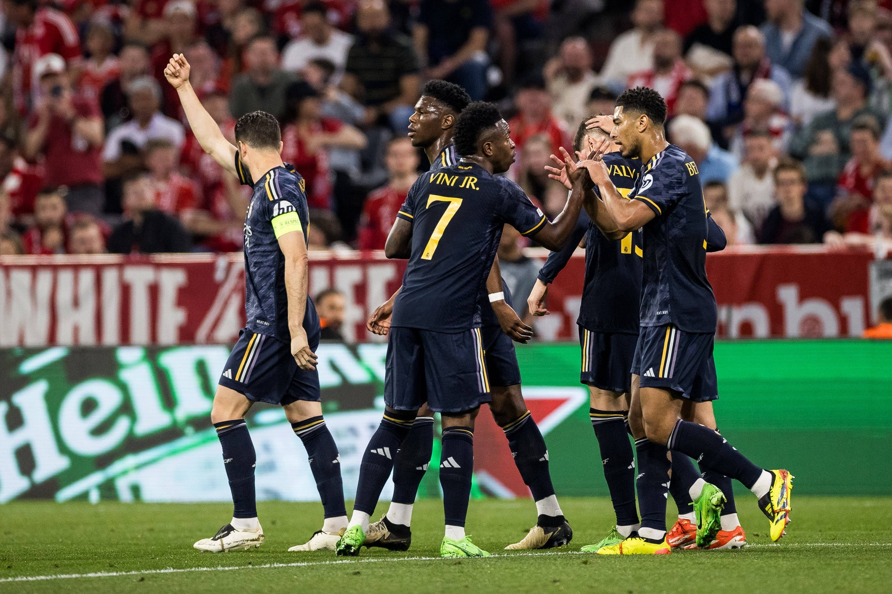 Imagini din vestiarul lui Real Madrid, după ce formația lui Carlo Ancelotti a câștigat al 36-lea titlu de campioană! Cum s-au distrat vedetele, în frunte cu Vinicius și Bellingham
