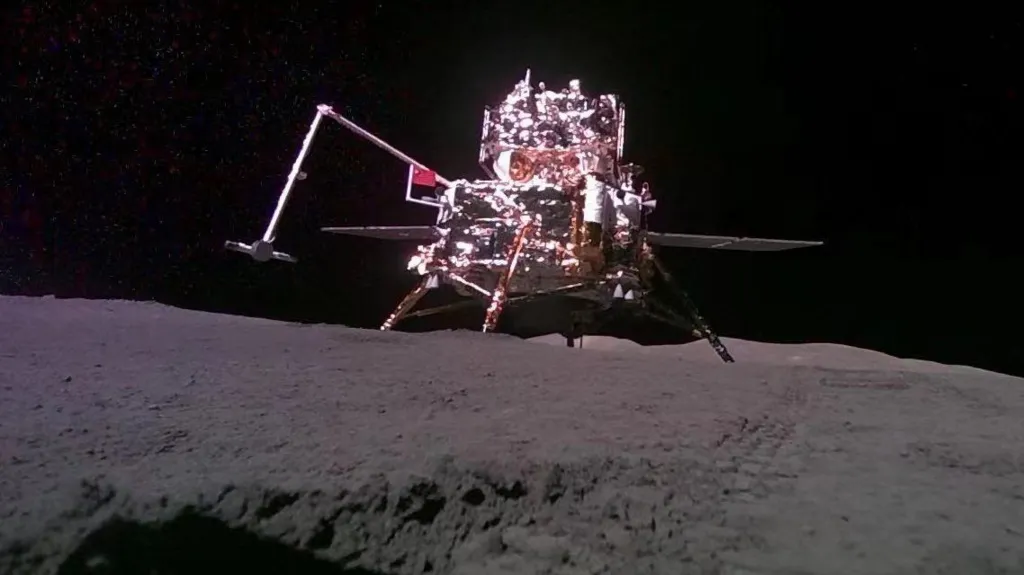 Sonda spațială chineză Chang’e-6 se întoarce cu roci lunare rare