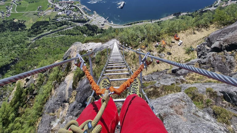 În Norvegia poți face cățărări la 2.600 de metri deasupra fiordului