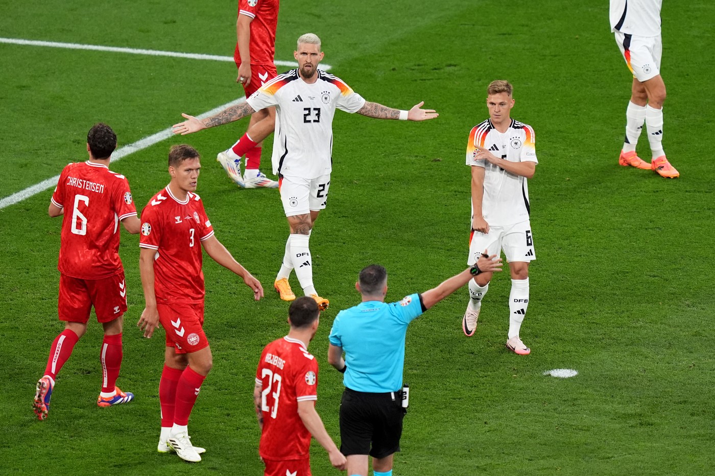 Meciul Germania – Danemarca de la EURO a fost întrerupt de arbitru în minutul 36 dintr-un motiv incredibil