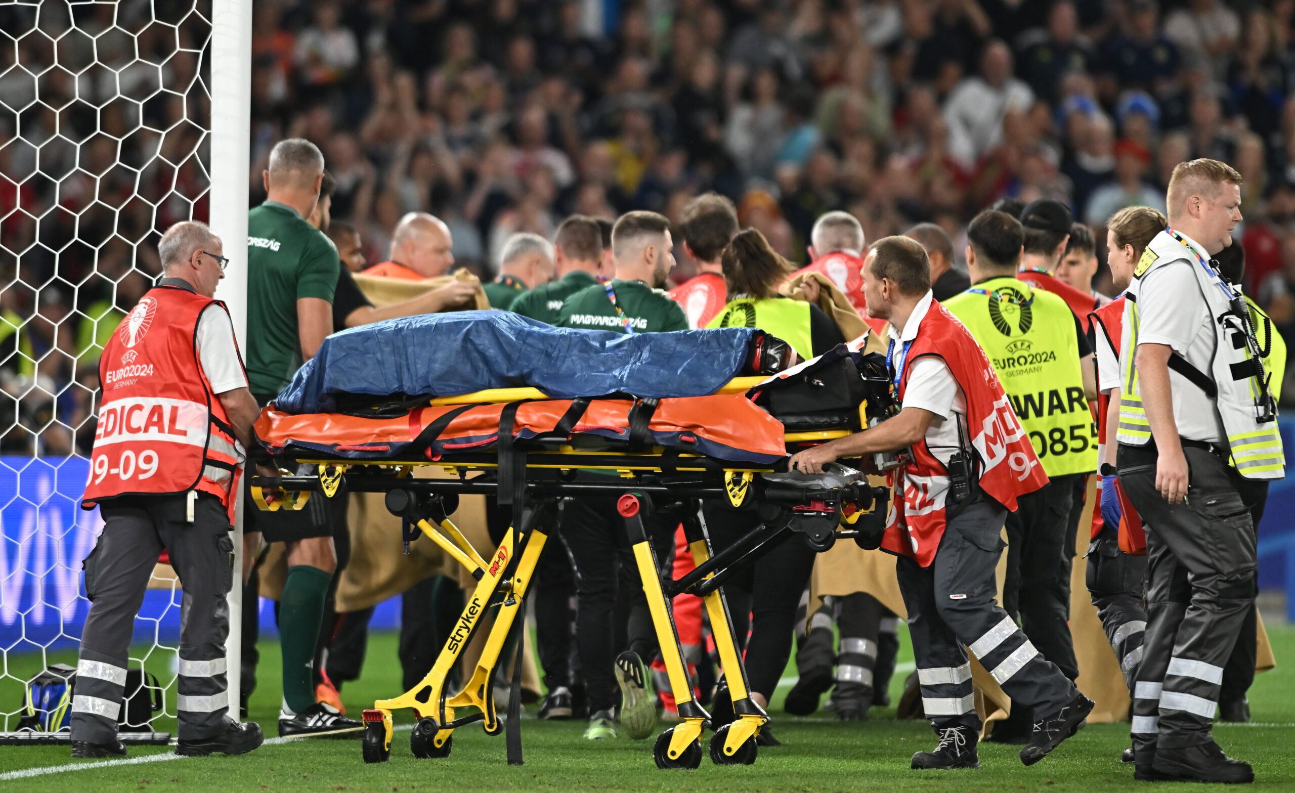 Prima reacție a presei maghiare după ce fotbalistul Varga a fost la un pas de moarte la EURO! „Personalul medical a fost destul de lent”