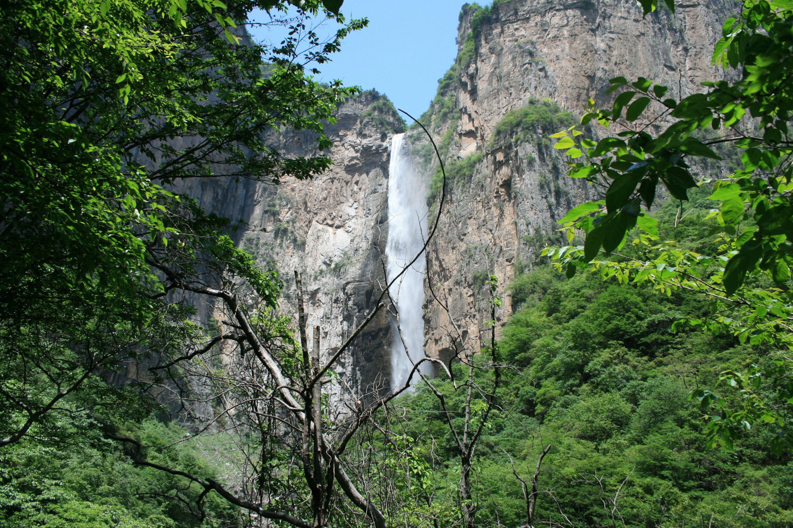 Cea mai mare cascadă din China nu este 100% naturală