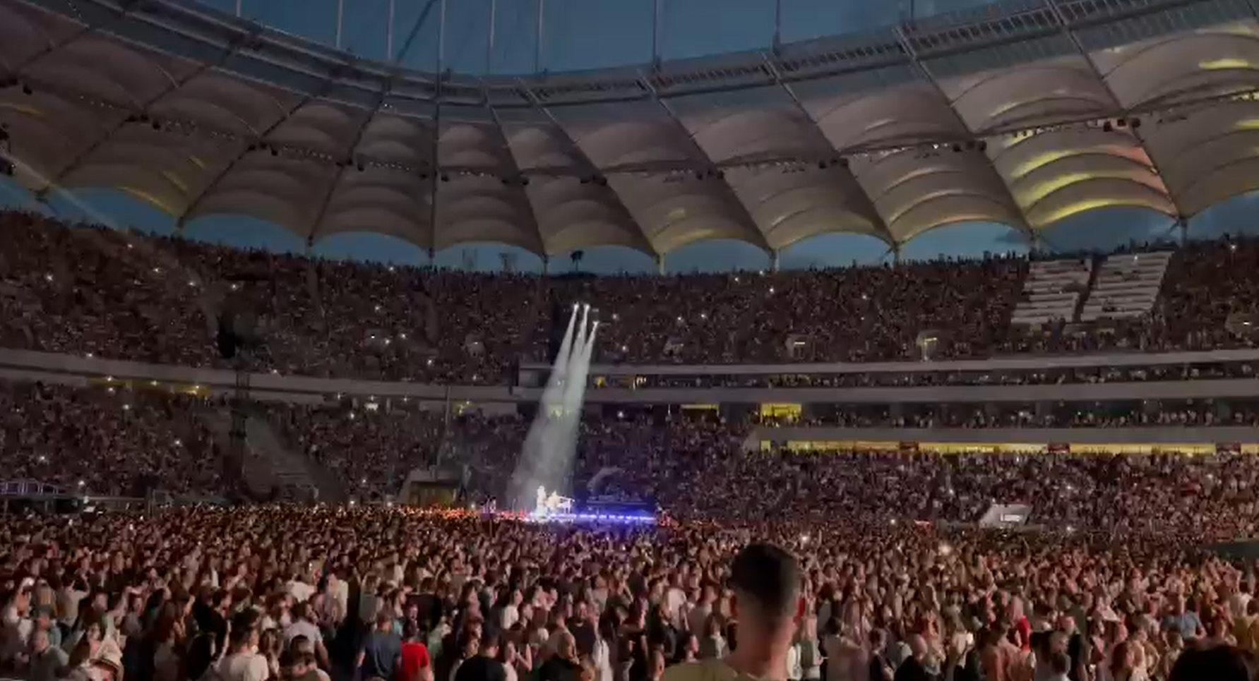 VIDEO. Un manelist a urcat pe scenă lângă Coldplay