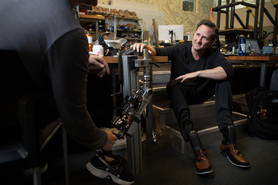 MIT a realizat primul picior bionic controlat în întregime de creier