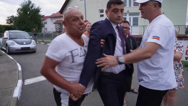 George Simion, dat afară cu forța din cartierul în care locuiește primarul Iașiului, Chirica: „Luați mâna de pe mine, deveniți violenți” VIDEO