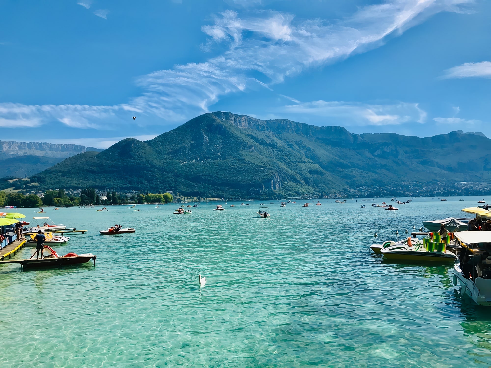 Lacul Annecy din Franța e recunoscut pentru peisajele sale alpine