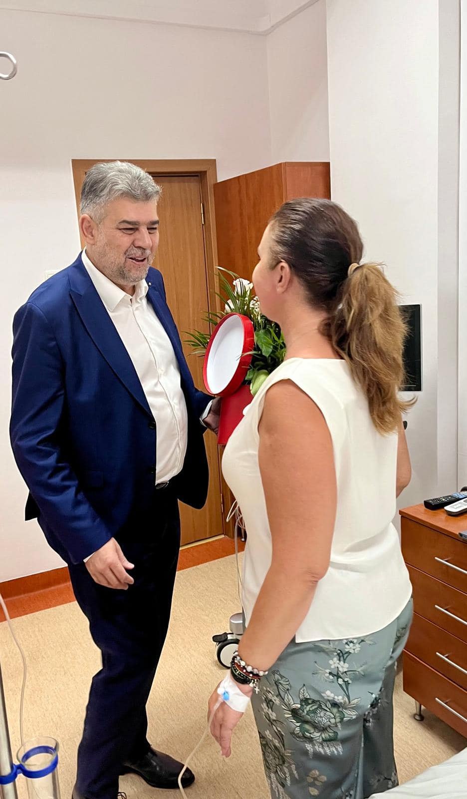 Premierul Ciolacu a vizitat-o la spital pe Natalia Intotero. Cum se simte ministrul Familiei