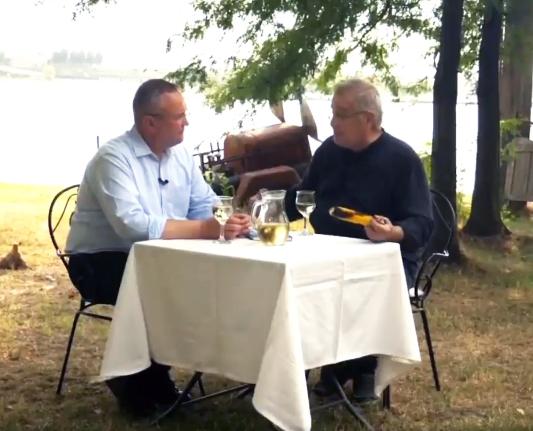 Nicolae Ciucă și-a lansat cartea cu lăutari și preparate oltenești, alături Mircea Dinescu. „În slujba țării” este disponibilă și online, gratis