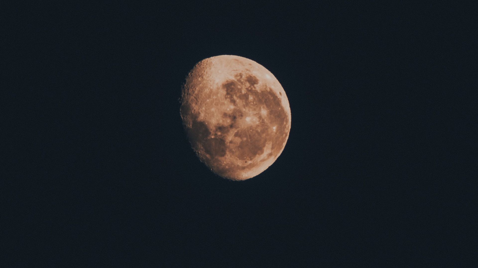 În această noapte poți vedea o eclipsă parțială de Lună