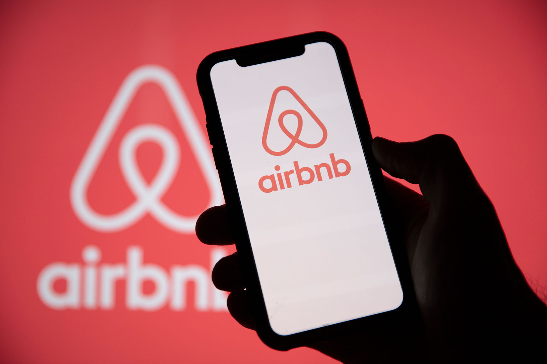 Airbnb implementează „tehnologia anti-party”