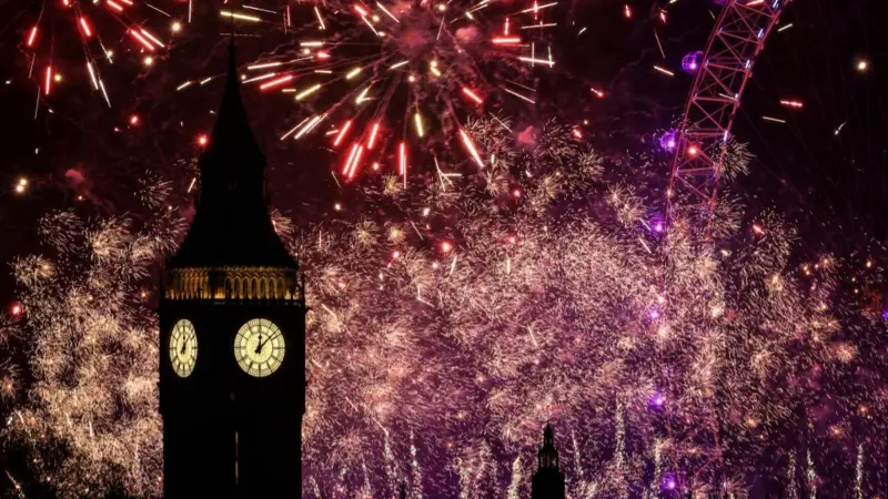 Focuri de artificii impresionante au luminat cerul la Paris, Londra