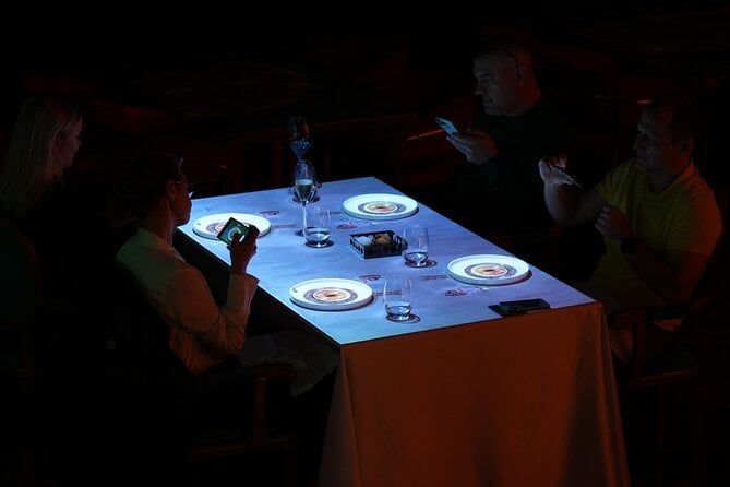 Pe mesele restaurantului Le Petit Chef sunt ilustrate imagini 3D