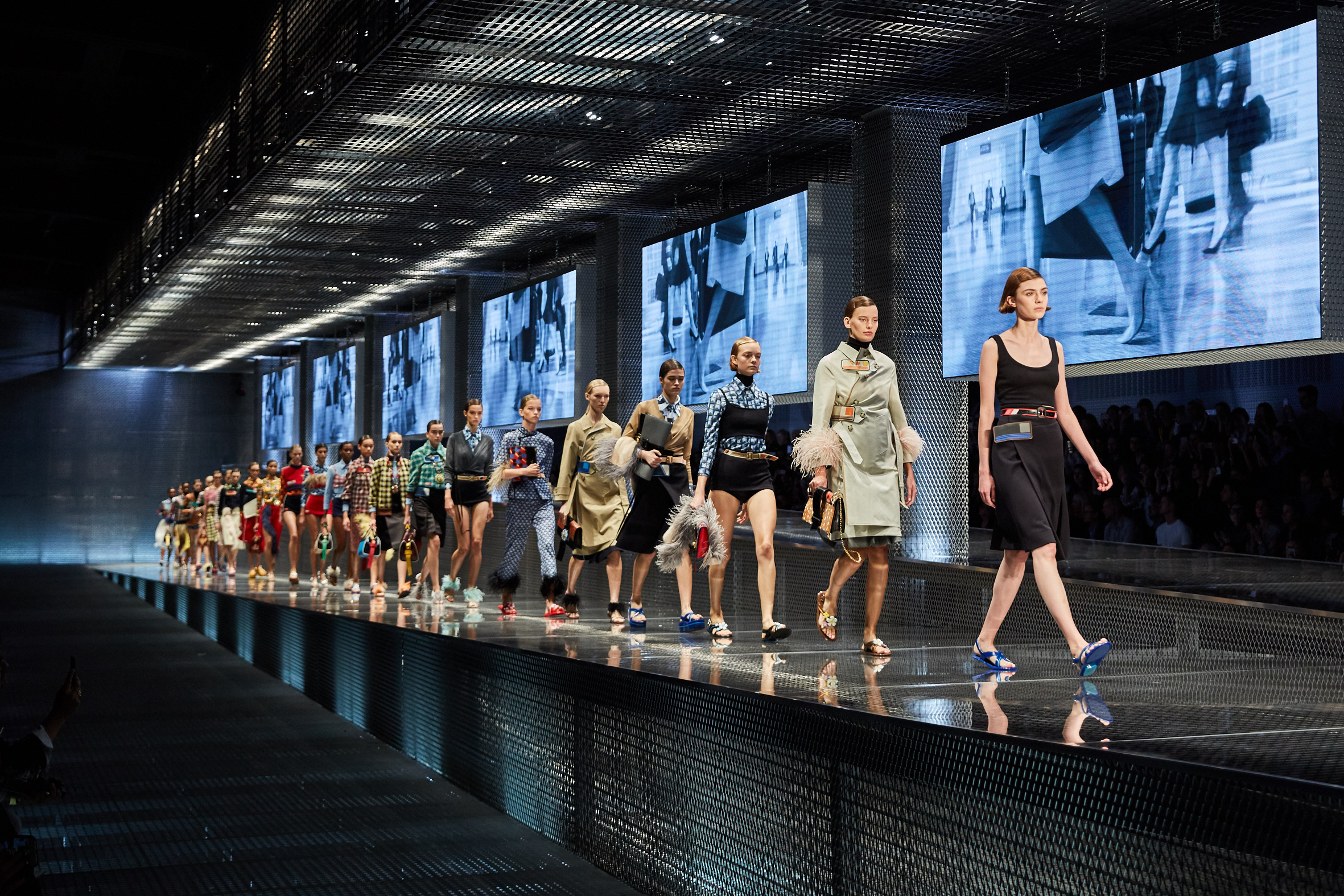A început Milano Fashion Week 2025/2026. Ce vezi în Italia?