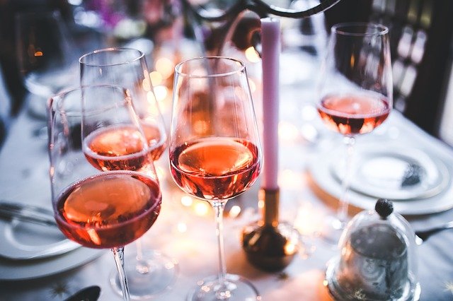 Ce vin alegi pentru 8 martie? Vinul roze este trendul acestui an