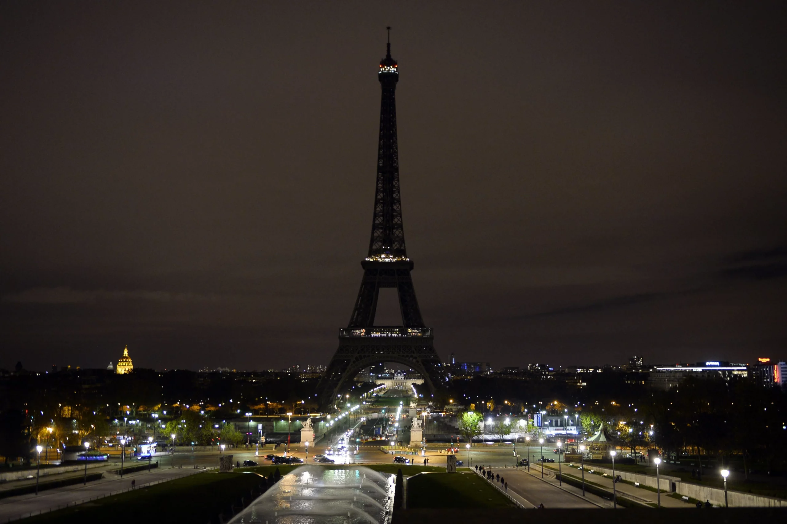 Turnul Eiffel se stinge în semn de doliu