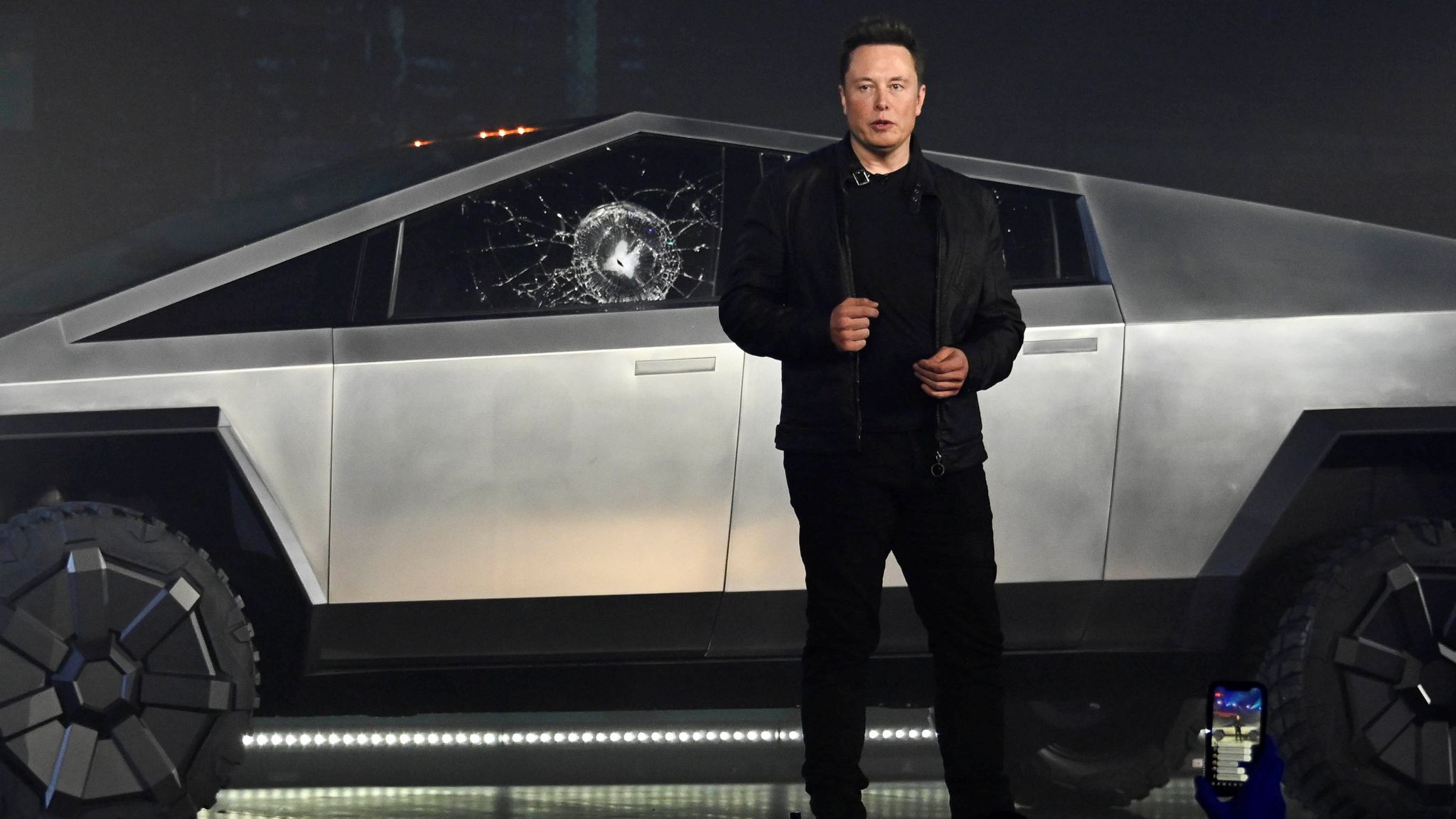 Britanicii furioși pe Elon Musk au acum voie să distrugă o Tesla