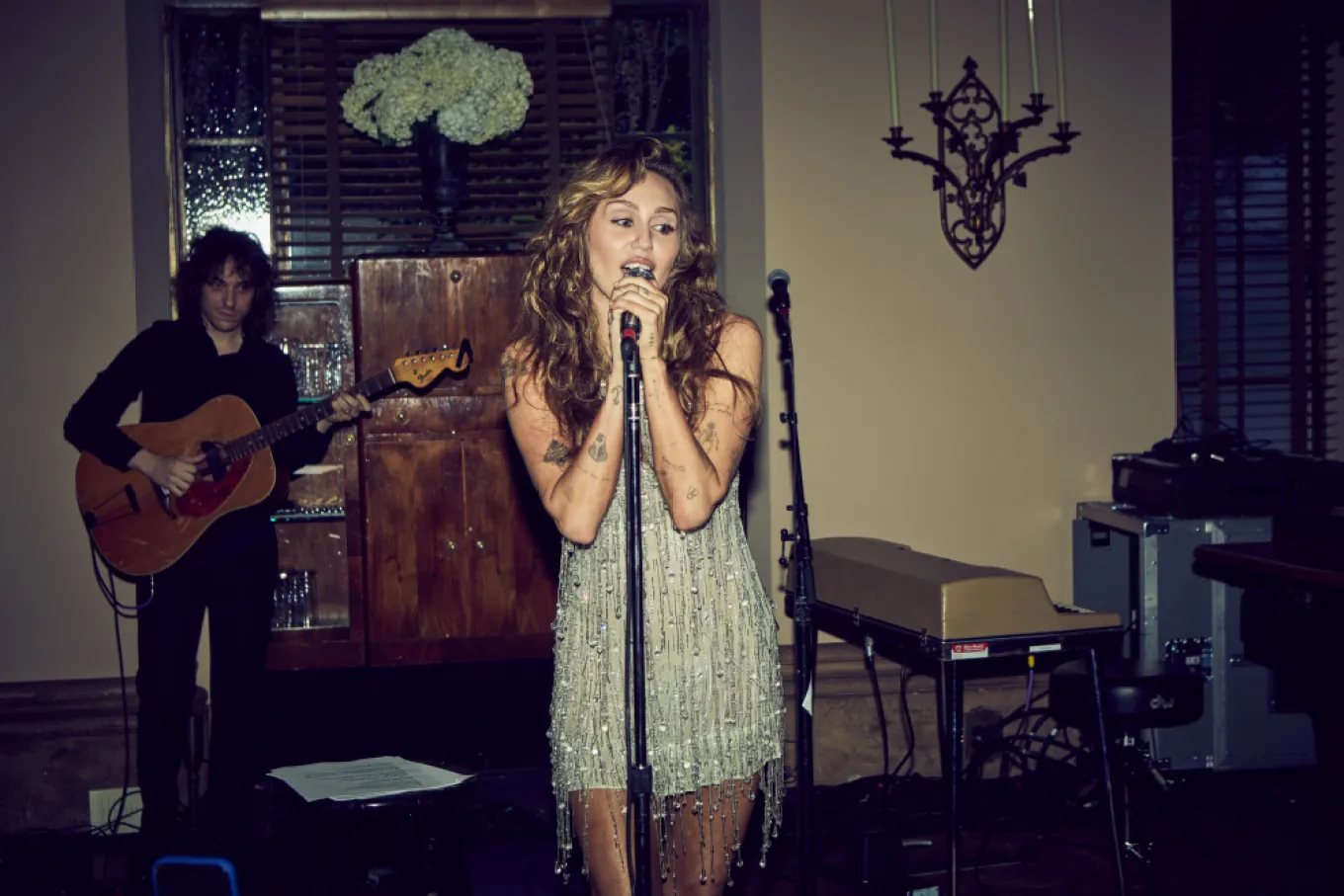 Miley Cyrus și-a lansat noul album, „Something Beautiful”