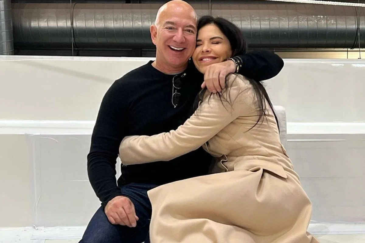 Jeff Bezos se căsătorește cu fosta jurnalistă Lauren Sanchez