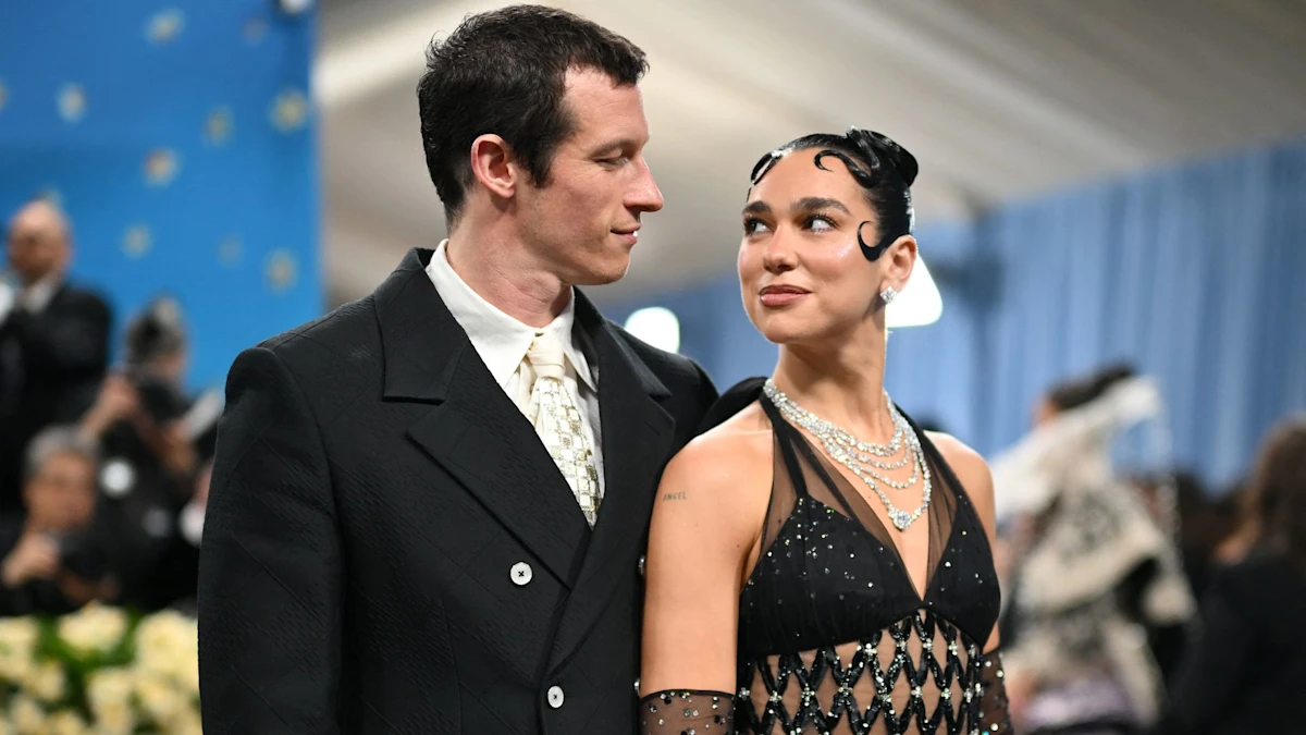Dua Lipa a confirmat logodna cu actorul Callum Turner
