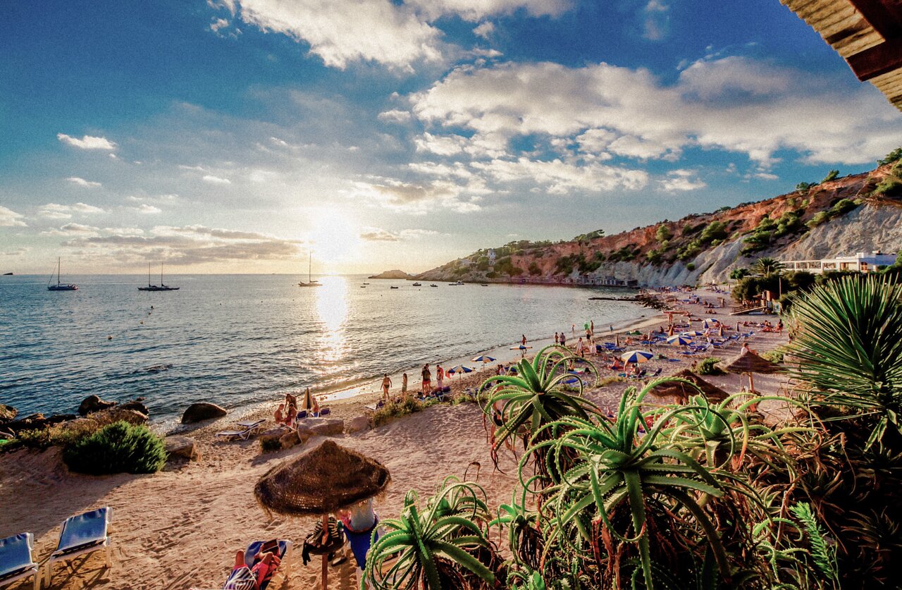 Ibiza interzice turiștilor să mai vină pe insulă cu mașinile personale