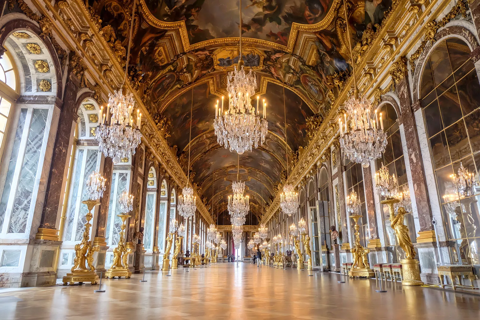 Palatul Versailles dă voce statuilor cu ajutorul OpenAI