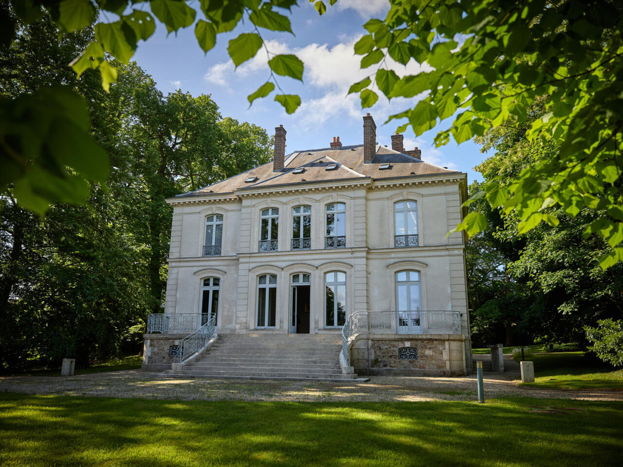 Vila lui Karl Lagerfeld din Paris este scoasă la licitație
