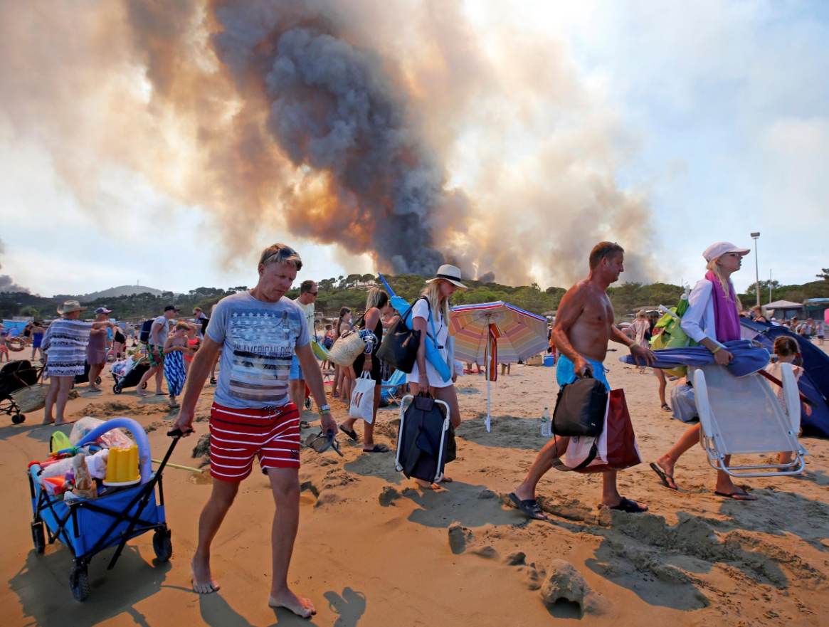 Flăcările fac ravagii în Europa și forțează turiștii să schimbe locația