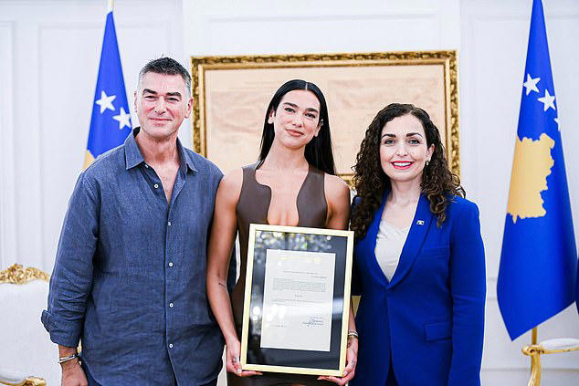 Cântăreața Dua Lipa devine cetățean oficial al Kosovo