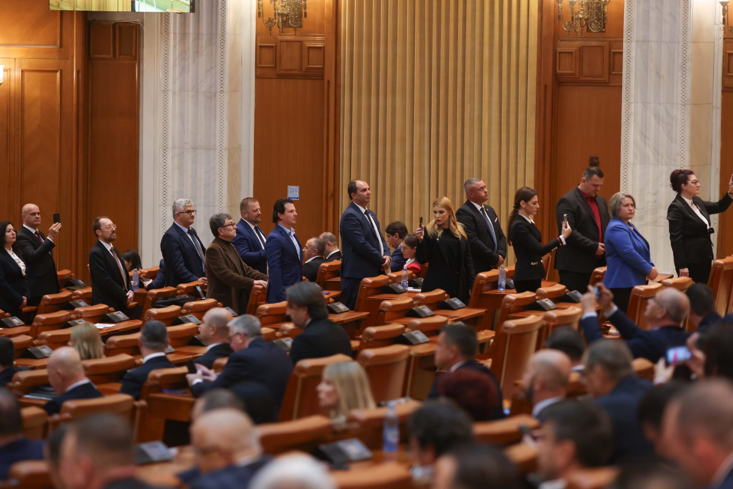 Record de moțiuni: Cabinetul Bolojan, sub foc încrucișat din interiorul și exteriorul guvernării. Dragoș Pîslaru, ultima țintă