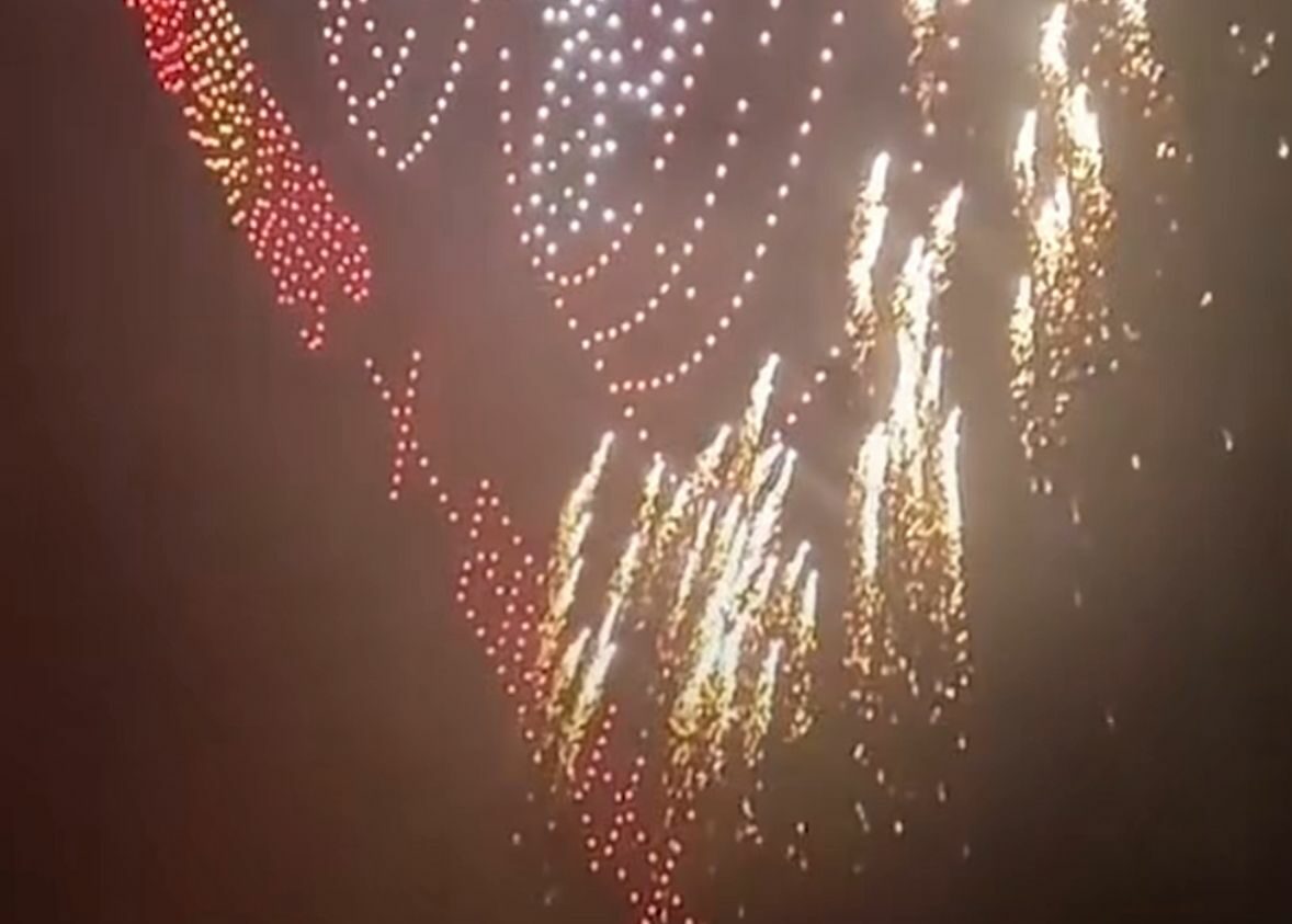 Ploaie de FOC într-un oraș din China. Un spectacol de drone a degenerat în haos după o defecțiune