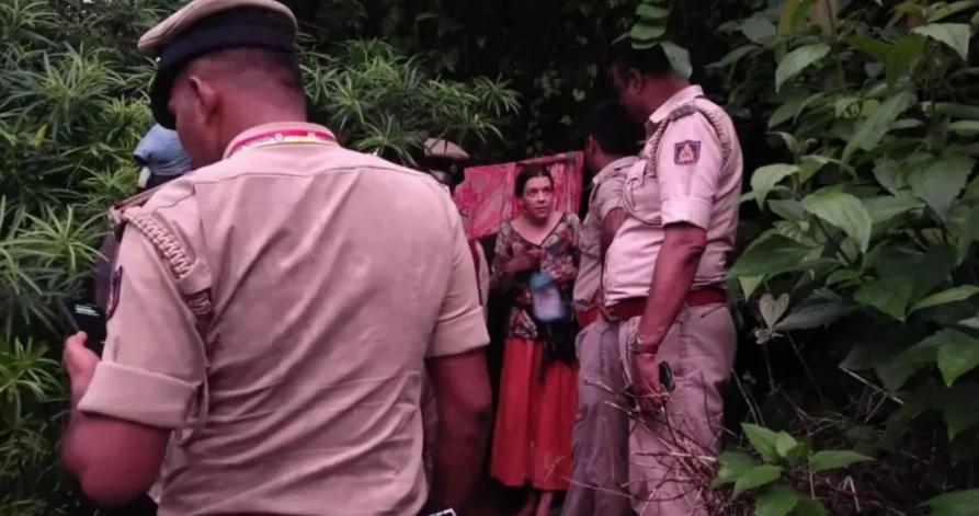 Rusoaica care trăia cu fiicele ei într-o peșteră din India. Cine este tatăl fetițelor