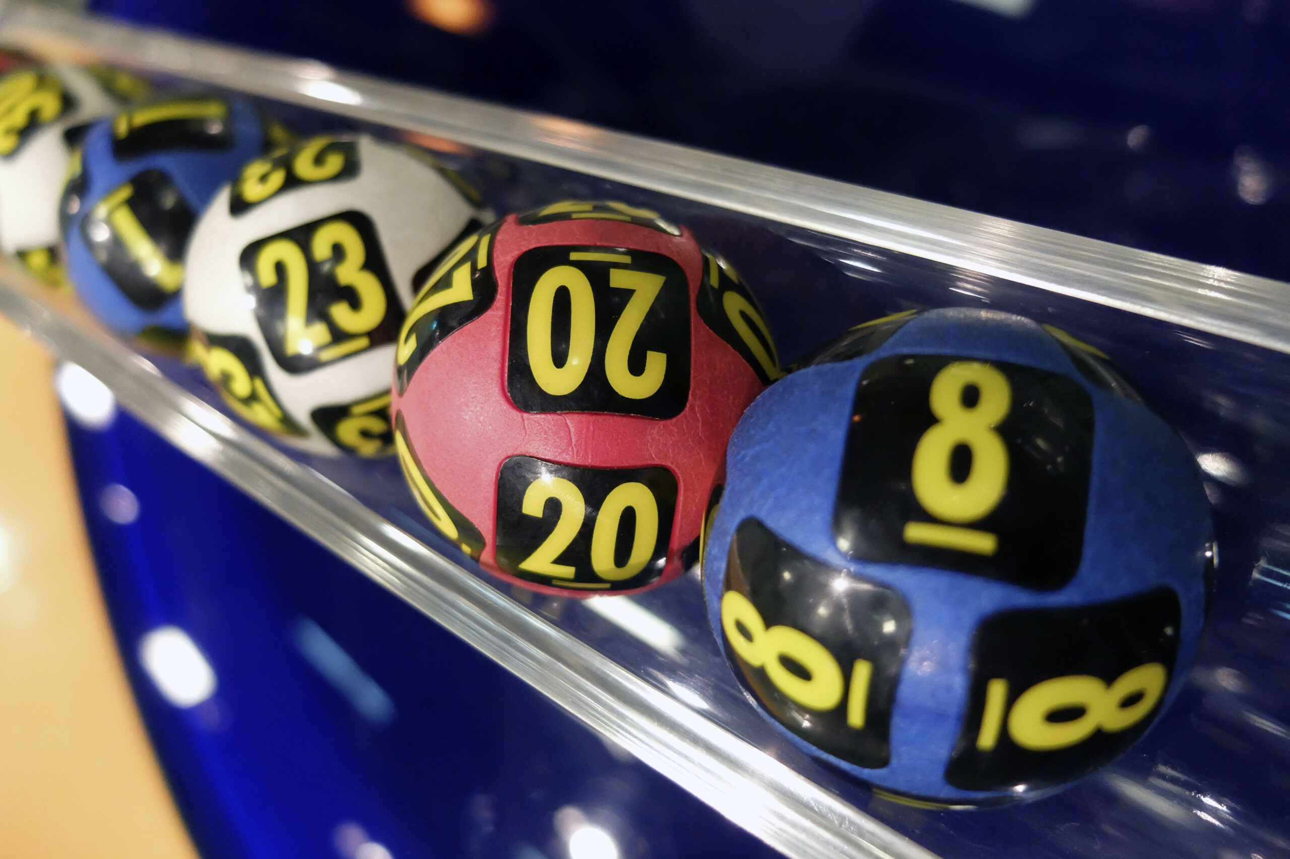 S-a câștigat la Joker și Noroc, la tragerile din 22 ianuarie. Loteria Română a anunțat valoarea premiilor și unde au fost jucate biletele norocoase