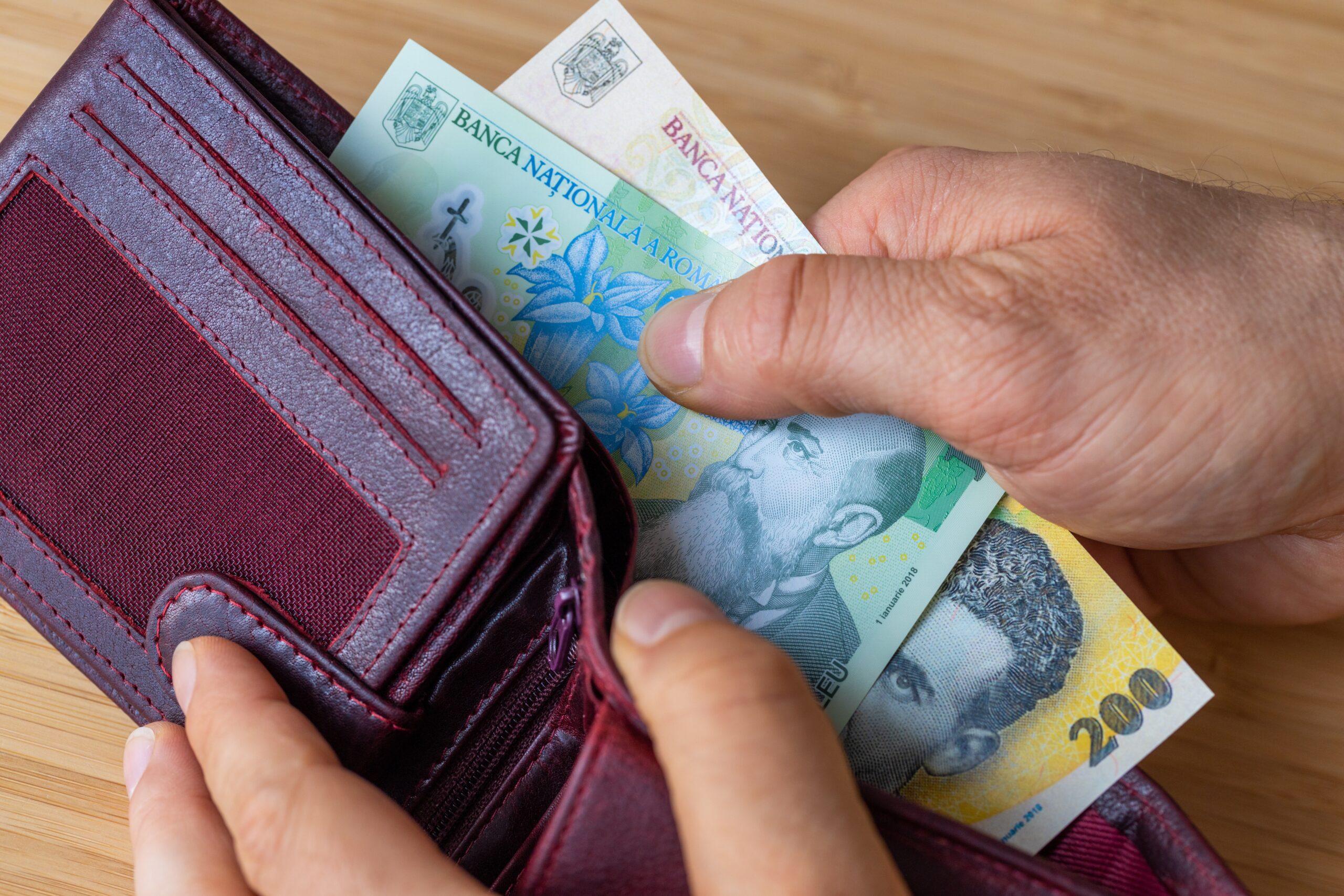 Românii au venituri tot mai mici de la un trimestru la altul, iar cheltuielile mănâncă peste 85% din bani