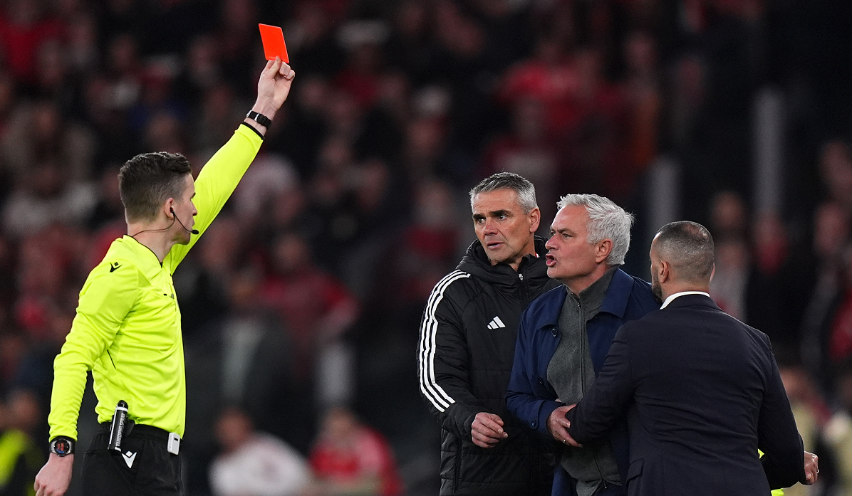 Jose Mourinho a țipat la arbitru și a primit cartonașul roșu după ce a intrat pe teren!