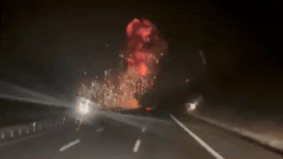 Un avion de vânătoare al Forțelor Aeriene s-a prăbușit în apropierea unei autostrăzi. Pilotul a murit pe loc