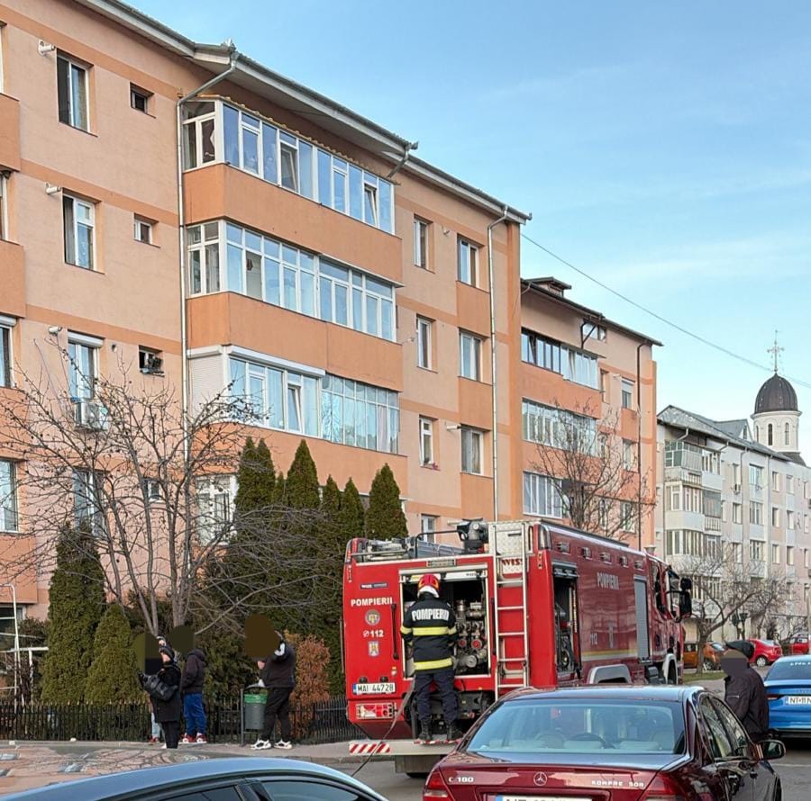 O femeie din Piatra-Neamț a murit în propriul apartament, după ce locuința sa a fost cuprinsă de flăcări. Mai mulți locatari au fost evacuați din bloc