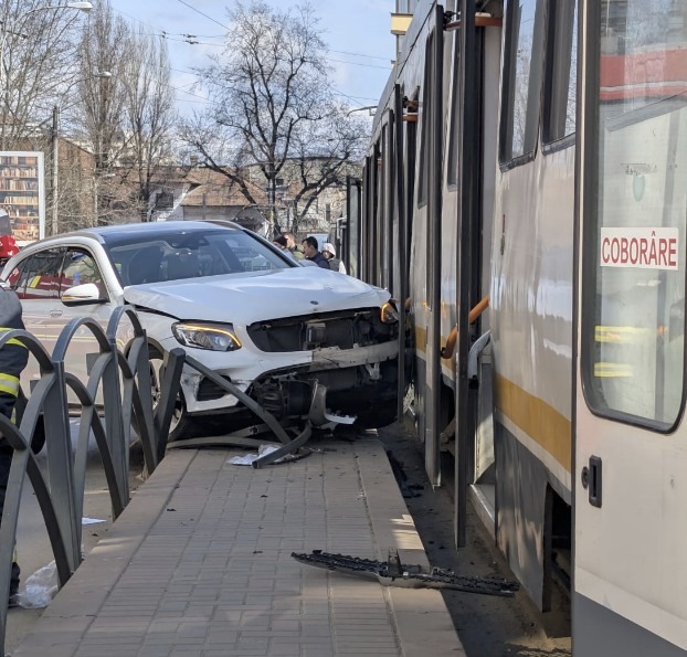 Pietoni spulberați după un impact între un tramvai și o mașină