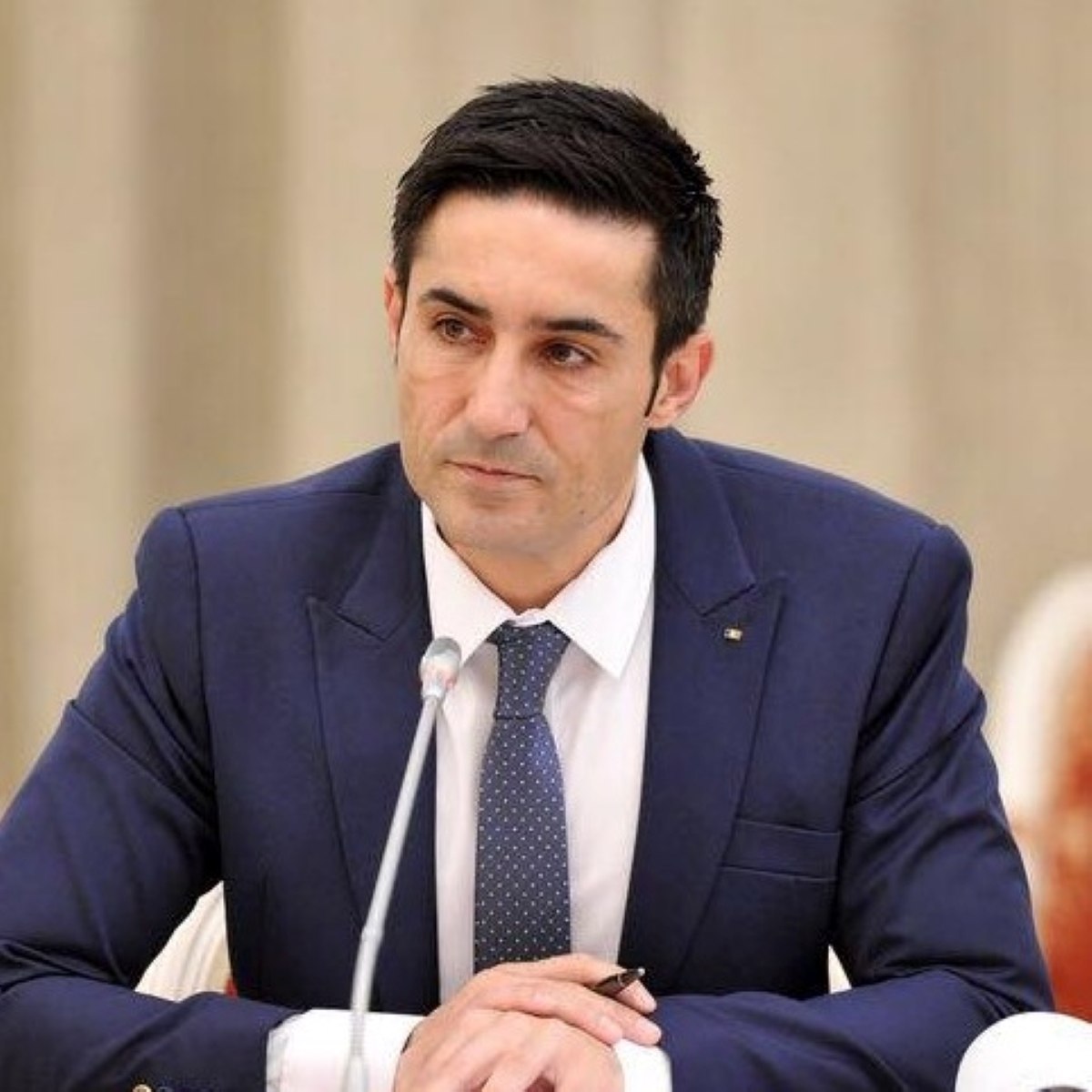 PSD a pus tunurile pe Ilie Bolojan. Claudiu Manda: „Se agață de putere ca să vândă companiile de stat”