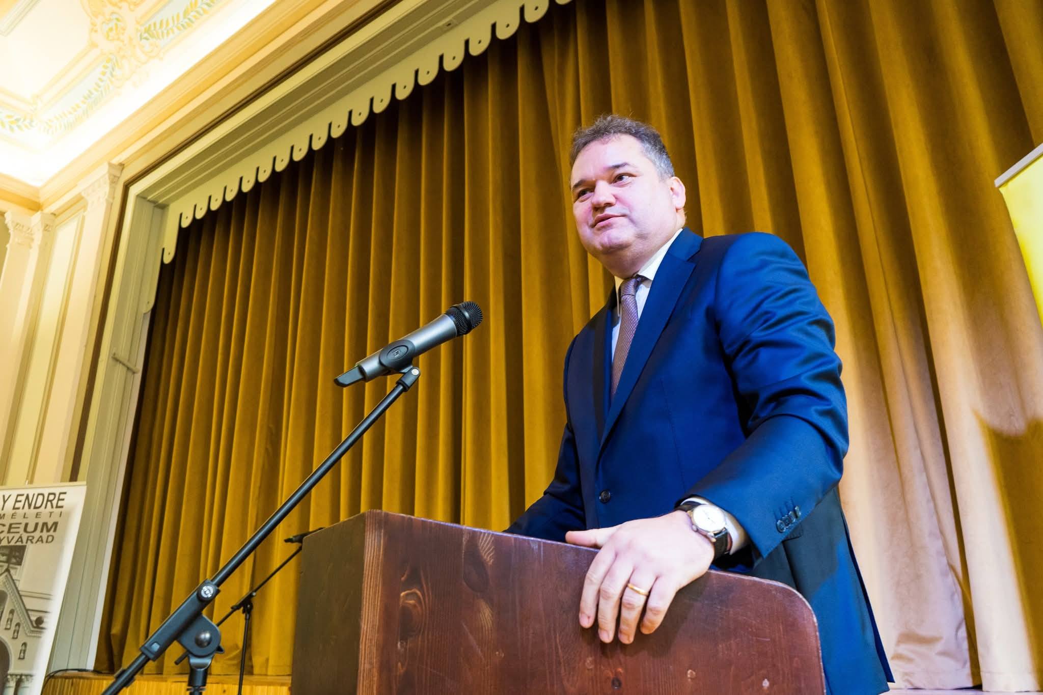 „Doi se ceartă al treilea câștigă” 