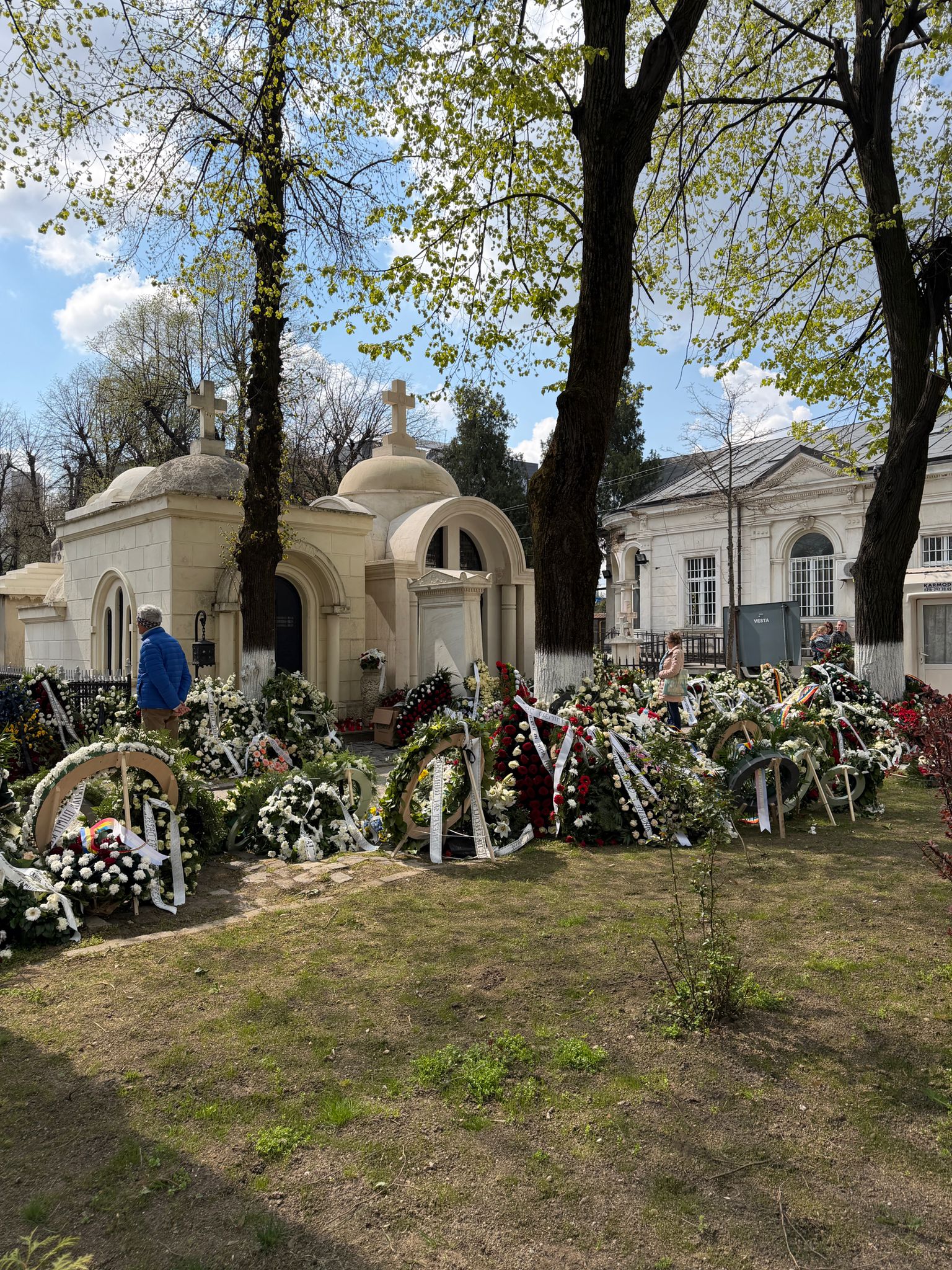 Cavoul lui Mircea Lucescu, loc de pelerinaj de Paşte. Zeci de români au trecut pe la mormântul fostului selecționer