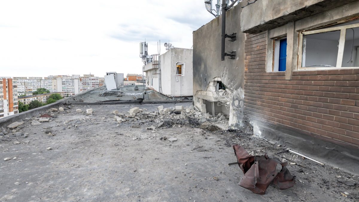 Locatarii blocului din Galați, peste care s-a prăbușit o dronă rusească, încep să revină în apartamente