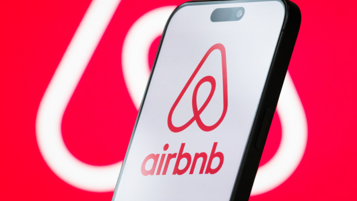 Airbnb își diversifică modelul de business, noua aplicație va include servicii de închiriere de mașini și livrare de produse alimentare