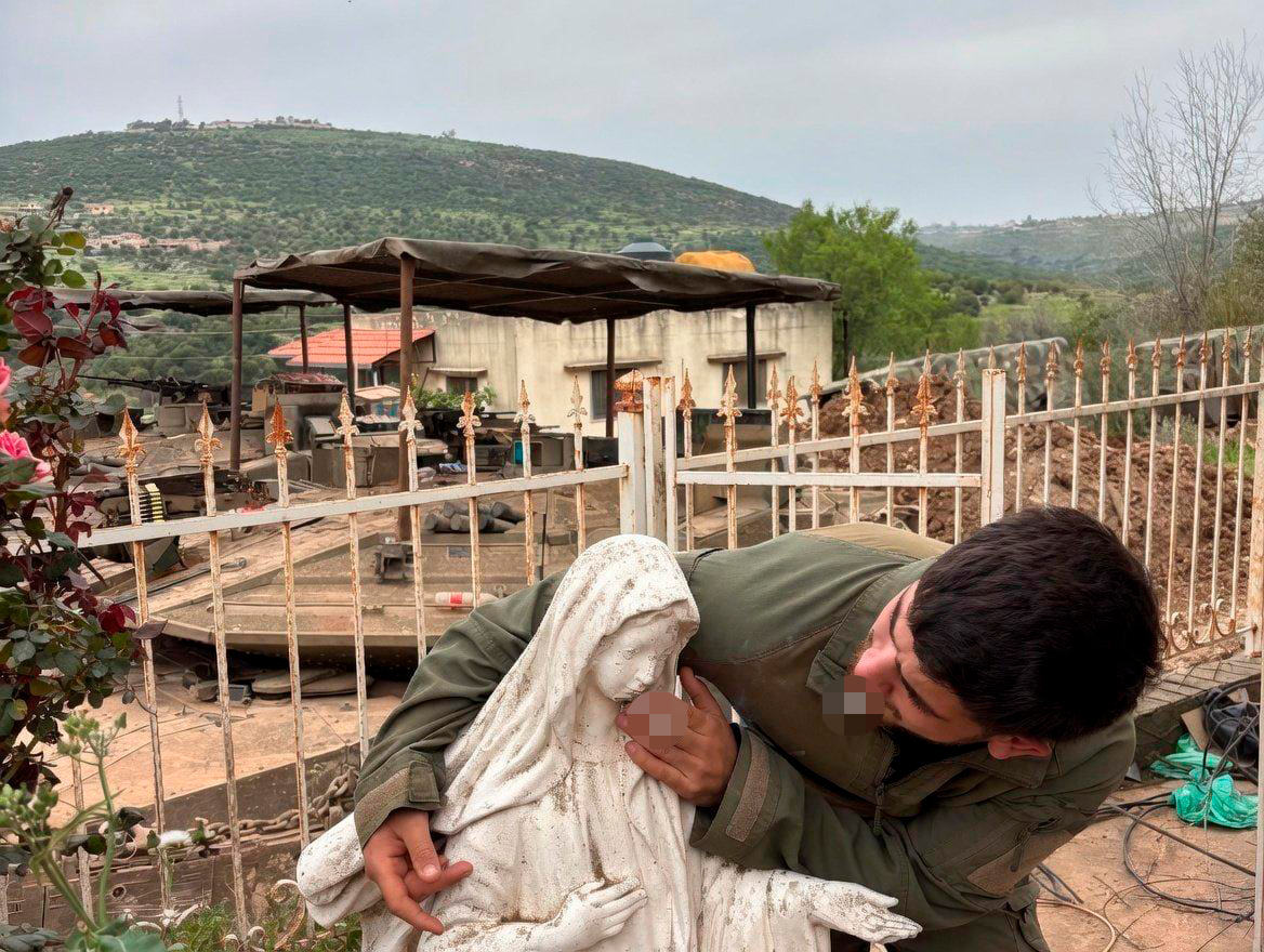 Statuie a Fecioarei Maria din Liban, batjocorită de soldații israelieni. Cum s-au fotografiat, din nou, militarii trimiși în zonele sudice ale țării