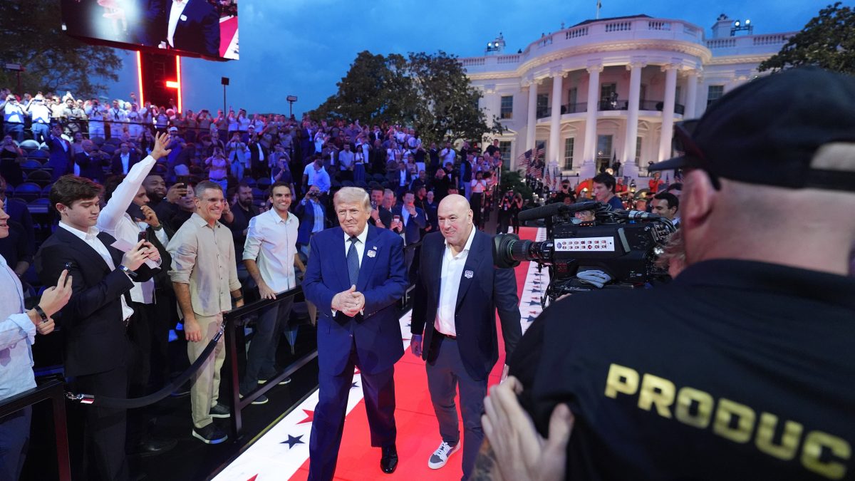 Spectacol fără precedent în istoria SUA la Casa Albă, de ziua lui Trump. Cum s-au desfășurat luptele MMA în ringul special amenajat pe peluza sudică