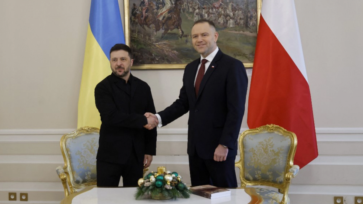 Președintele Poloniei îi retrage lui Zelenski titlul onorific din cauza controversei legate de unitatea militară, Kievul numind decizia „O greșeală strategică”