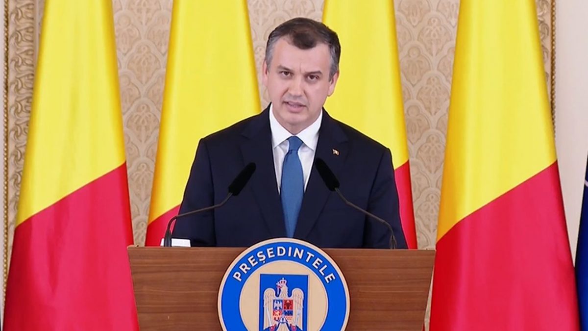 „Ce îl recomandă, în afara faptului că Președintele Dan se simte confortabil în preajma lui? Am ajuns aici pentru că suntem mereu conduși de incapabili și oportuniști”