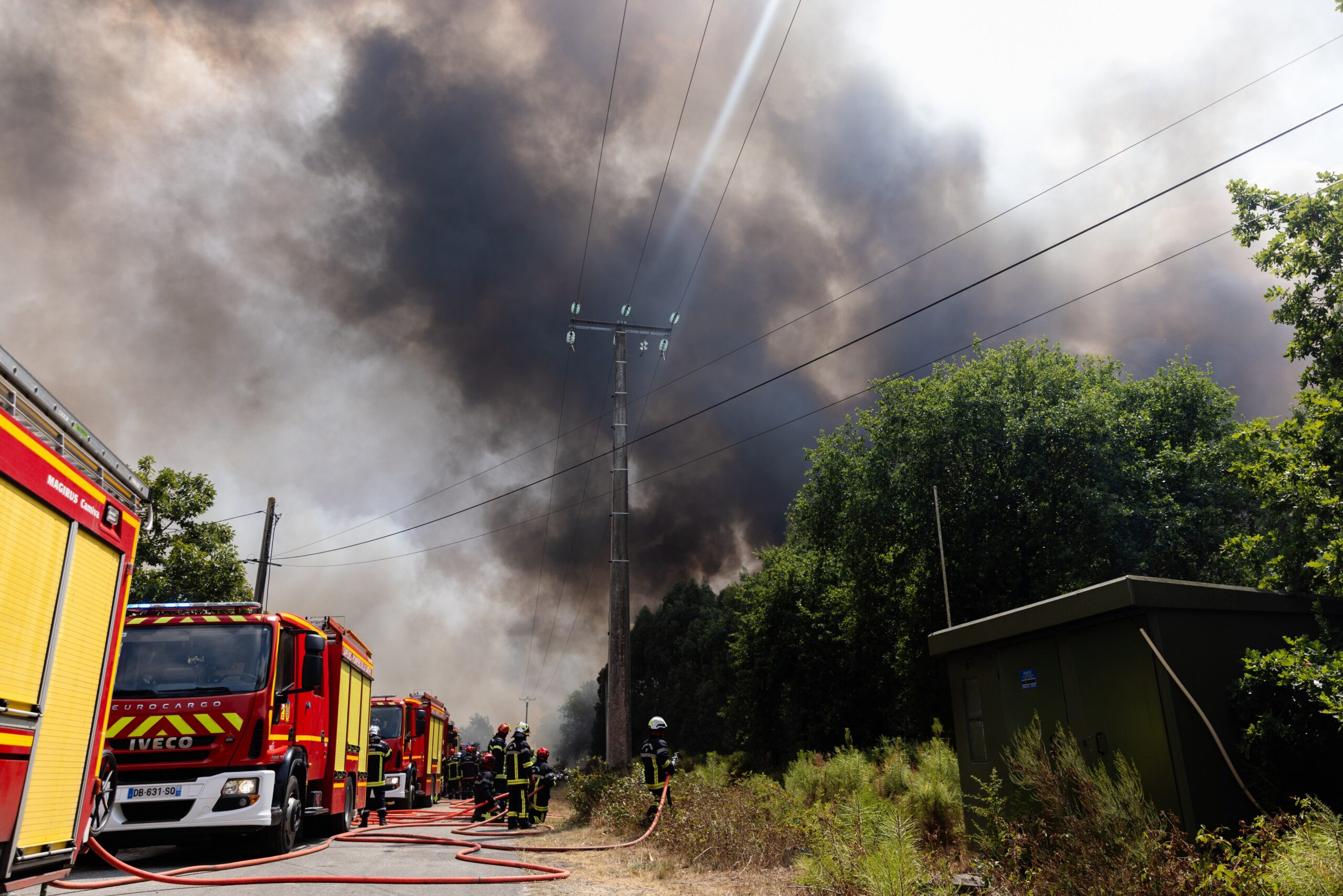 „Autostrada spre iad” a miliardarilor: sute de vile de lux, mistuite de cel mai devastator incendiu din istoria recentă a Franței